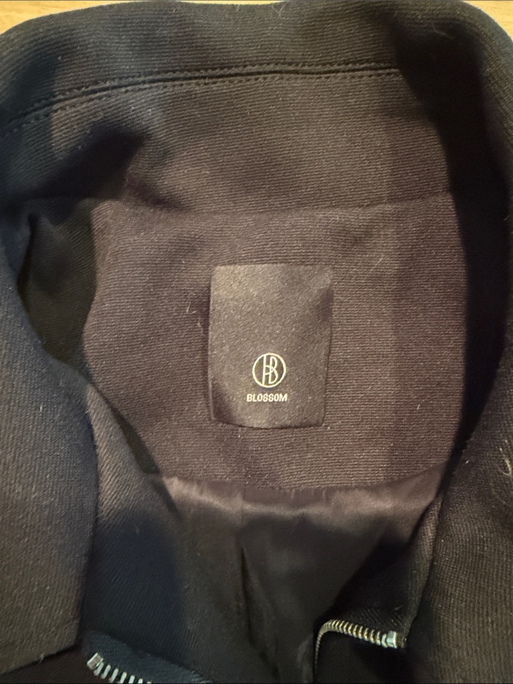 Black Cropped Zip-Up Jacket - Picture 3 of 4